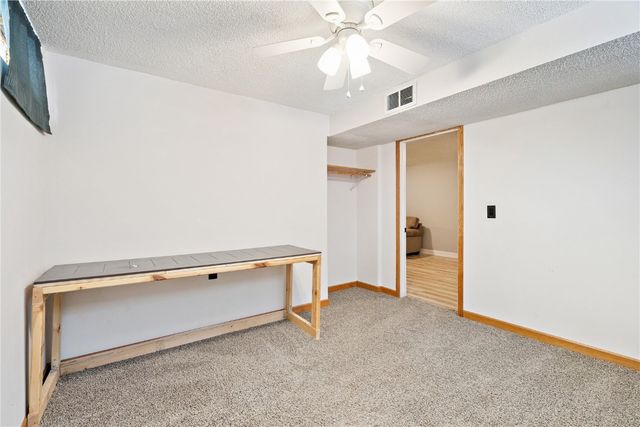 208 Lenora Drive NW, Cedar Rapids, IA 52405