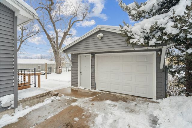 208 Lenora Drive NW, Cedar Rapids, IA 52405