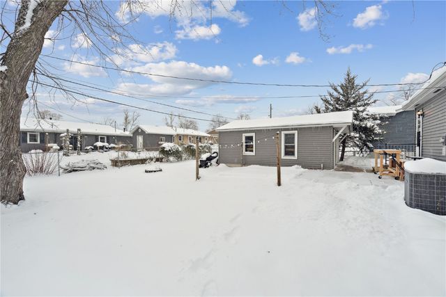 208 Lenora Drive NW, Cedar Rapids, IA 52405