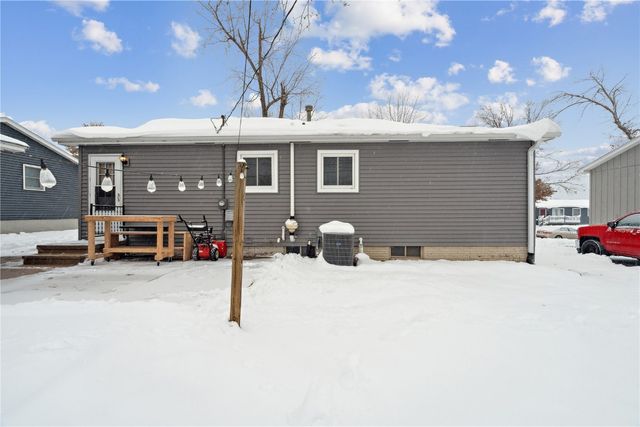 208 Lenora Drive NW, Cedar Rapids, IA 52405