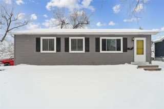 208 Lenora Drive NW, Cedar Rapids, IA 52405