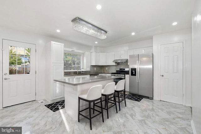 21881 SHALLOW ROCK SQ, Sterling, VA 20164