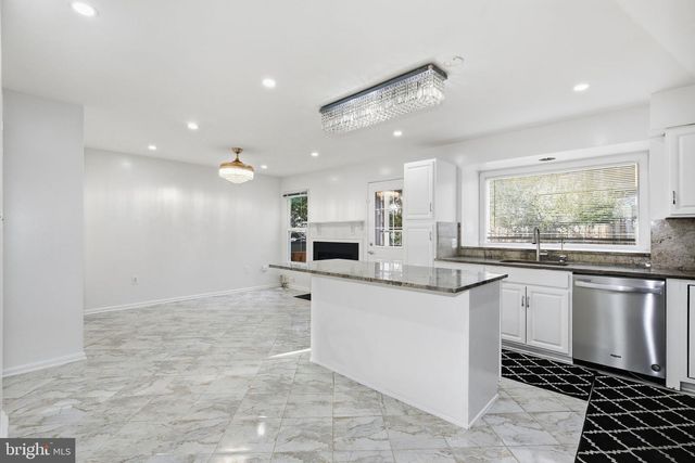 21881 SHALLOW ROCK SQ, Sterling, VA 20164