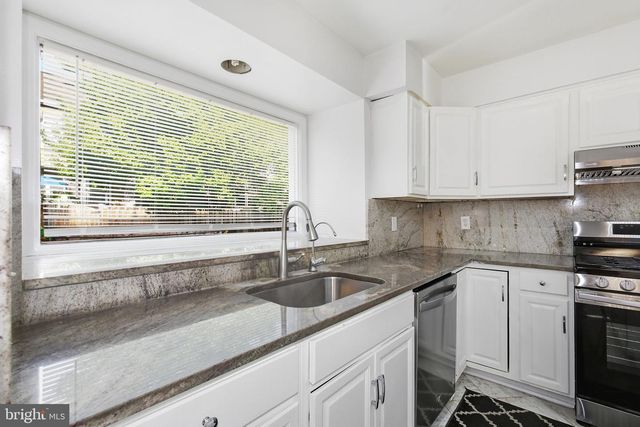 21881 SHALLOW ROCK SQ, Sterling, VA 20164