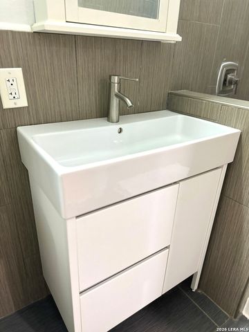 525 Mission St Apt 4, San Antonio, TX 78210