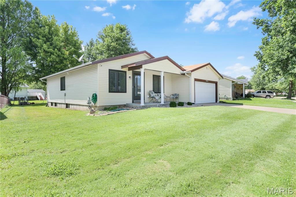 15575 Fox Plains Drive, Florissant, MO 63034