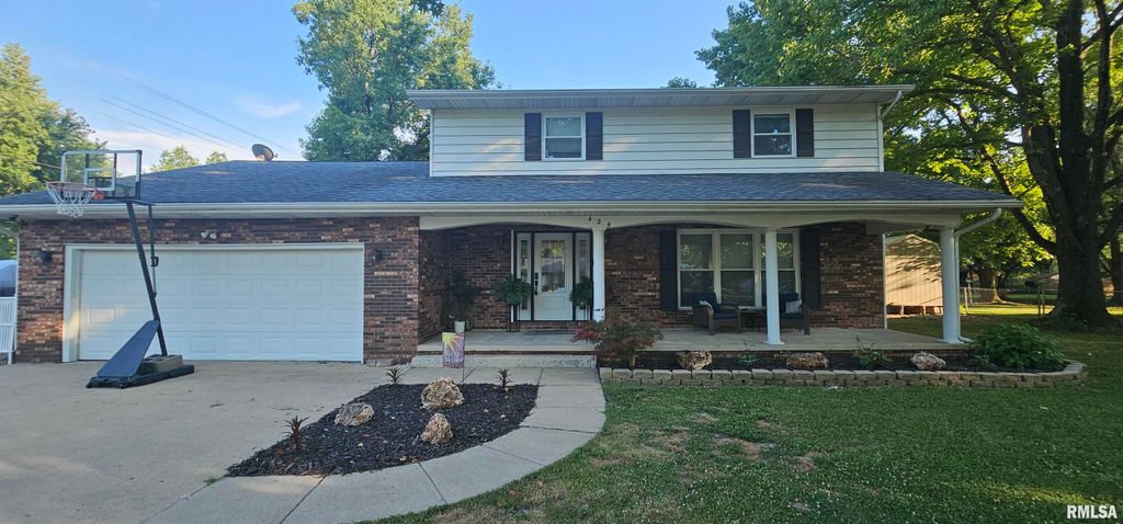 Image 1 of property listing at 424 N LAKEVIEW Drive, Salem, IL 62881