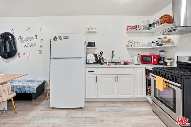 208 W 49th Street, Los Angeles, CA 90037