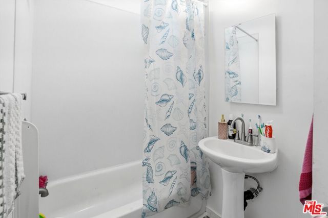 208 W 49th Street, Los Angeles, CA 90037