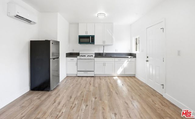 208 W 49th Street, Los Angeles, CA 90037