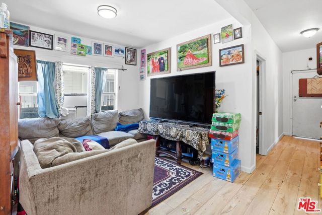 208 W 49th Street, Los Angeles, CA 90037