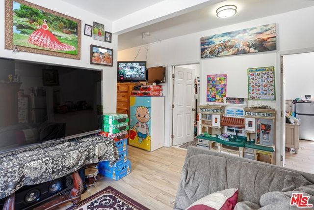 208 W 49th Street, Los Angeles, CA 90037