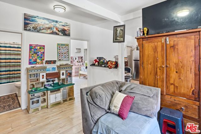 208 W 49th Street, Los Angeles, CA 90037