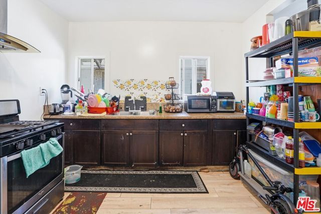 208 W 49th Street, Los Angeles, CA 90037