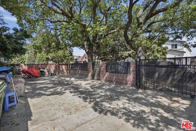 208 W 49th Street, Los Angeles, CA 90037