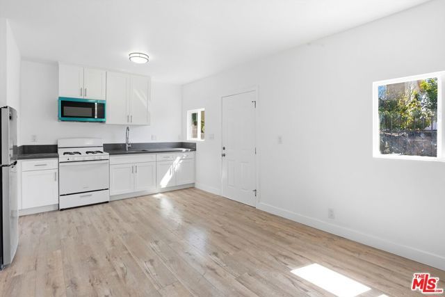 208 W 49th Street, Los Angeles, CA 90037