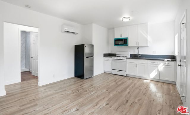 208 W 49th Street, Los Angeles, CA 90037
