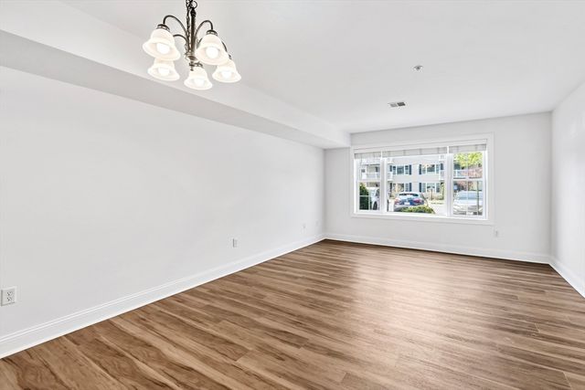 24 Greenleaves Dr 406, Amherst, MA 01002