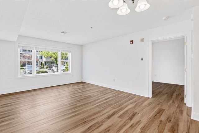 24 Greenleaves Dr 406, Amherst, MA 01002