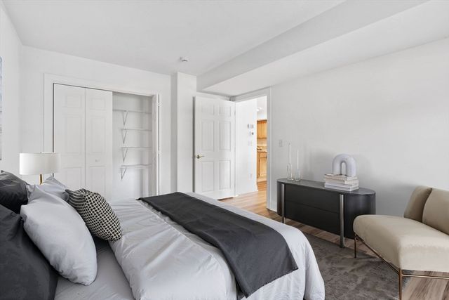 24 Greenleaves Dr 406, Amherst, MA 01002