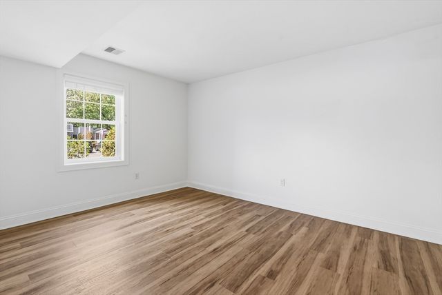 24 Greenleaves Dr 406, Amherst, MA 01002