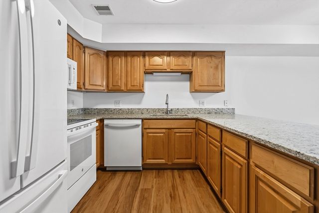 24 Greenleaves Dr 406, Amherst, MA 01002