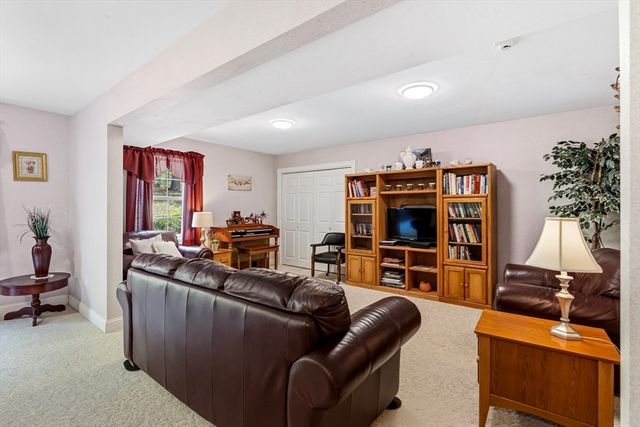 24 Greenleaves Dr 406, Amherst, MA 01002