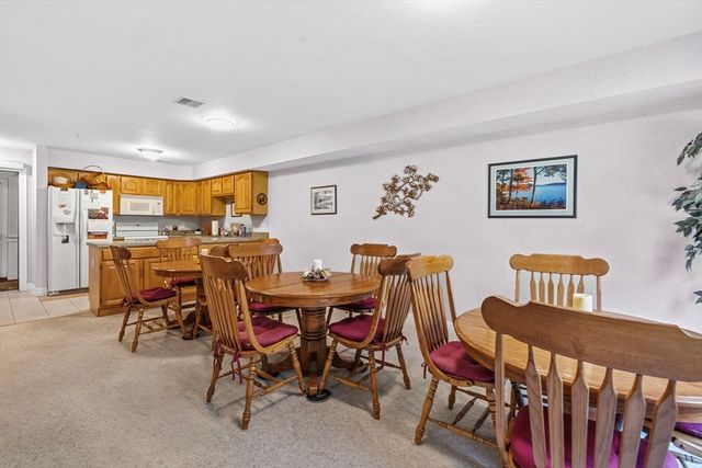 24 Greenleaves Dr 406, Amherst, MA 01002