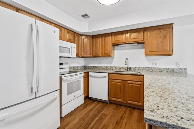 24 Greenleaves Dr 406, Amherst, MA 01002
