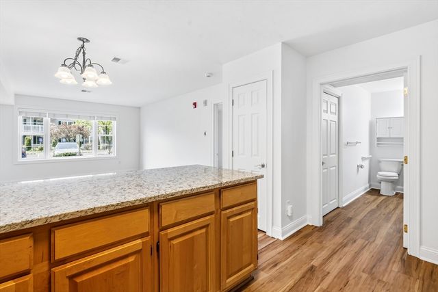 24 Greenleaves Dr 406, Amherst, MA 01002
