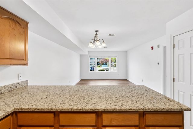 24 Greenleaves Dr 406, Amherst, MA 01002