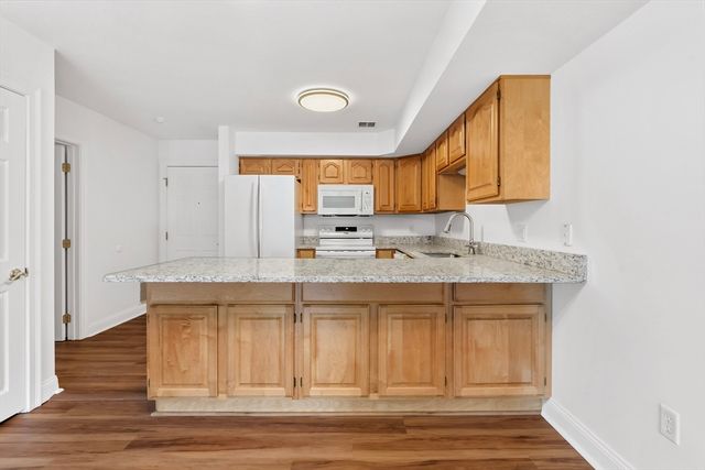 24 Greenleaves Dr 406, Amherst, MA 01002
