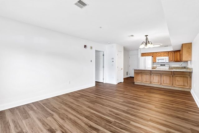 24 Greenleaves Dr 406, Amherst, MA 01002