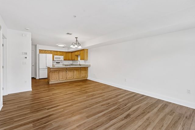 24 Greenleaves Dr 406, Amherst, MA 01002