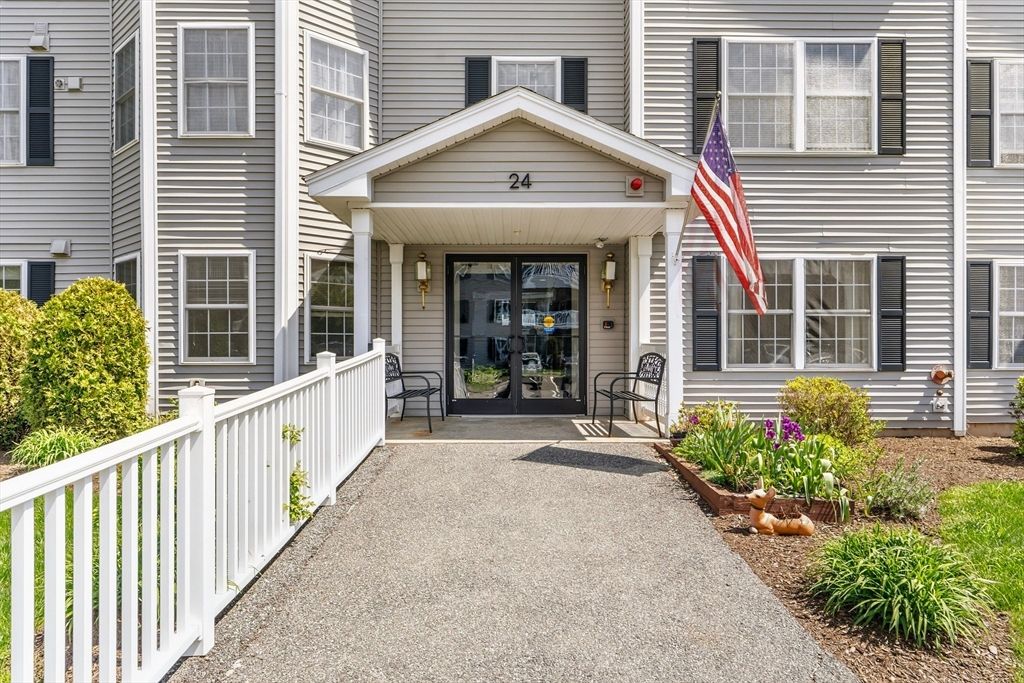 24 Greenleaves Dr 406, Amherst, MA 01002