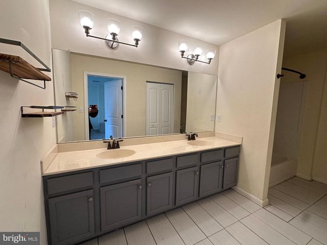 525 S TWIN LAKES BLVD, Newark, DE 19711
