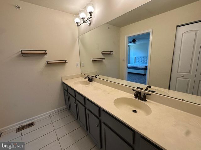 525 S TWIN LAKES BLVD, Newark, DE 19711
