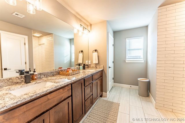 10828 S 274th East Avenue, Coweta, OK 74429