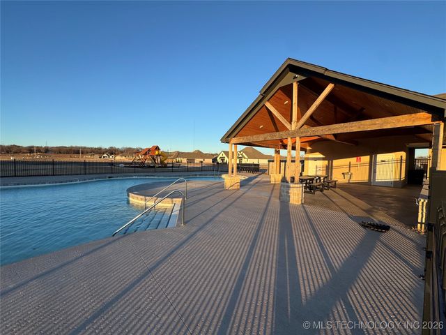 10828 S 274th East Avenue, Coweta, OK 74429