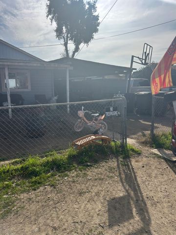 1820 Kenneth St, Modesto, CA 95351