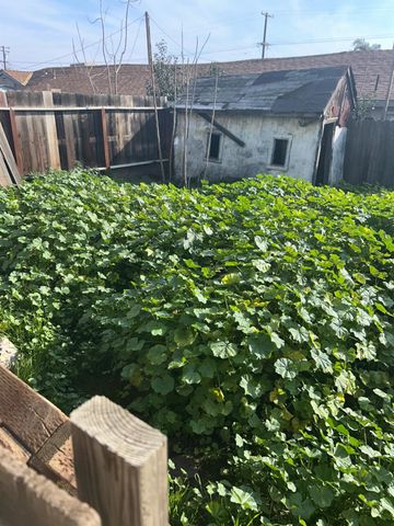 1820 Kenneth St, Modesto, CA 95351