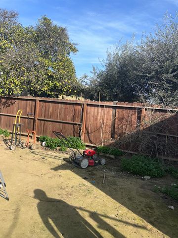 1820 Kenneth St, Modesto, CA 95351