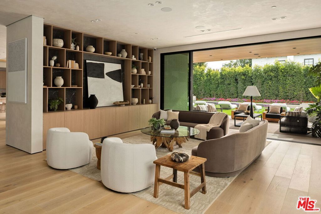 Image 10 of property listing at 10386 Strathmore Drive, Los Angeles, CA 90024