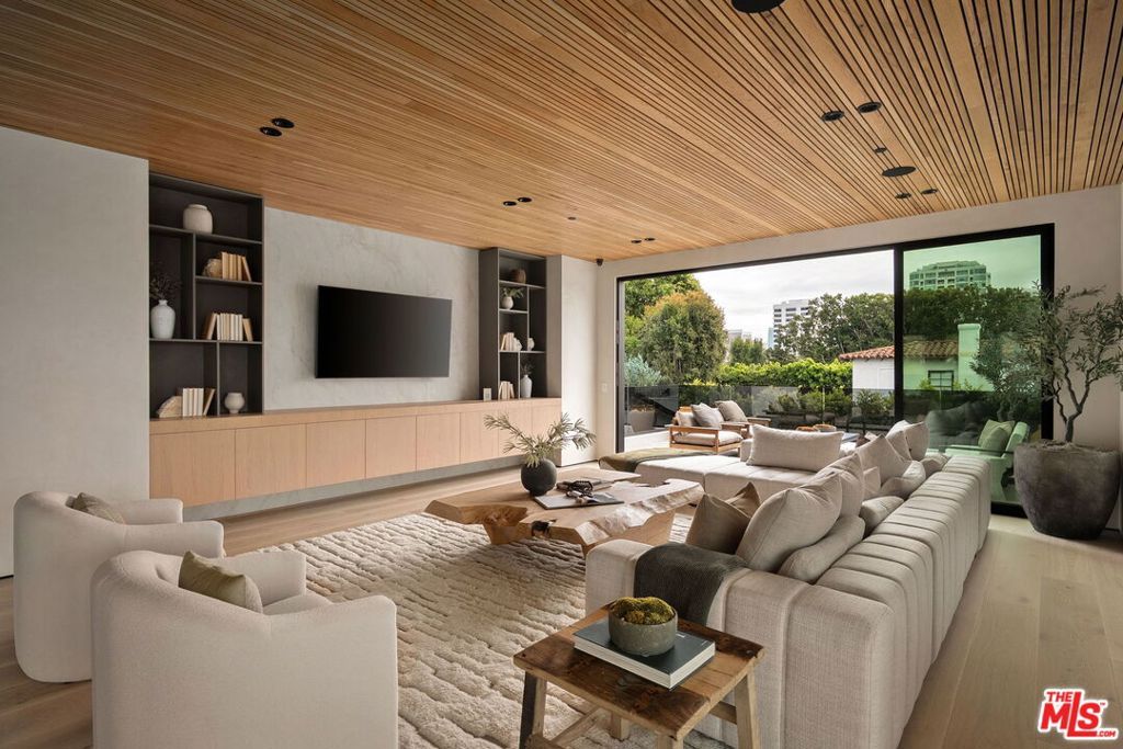 Image 16 of property listing at 10386 Strathmore Drive, Los Angeles, CA 90024