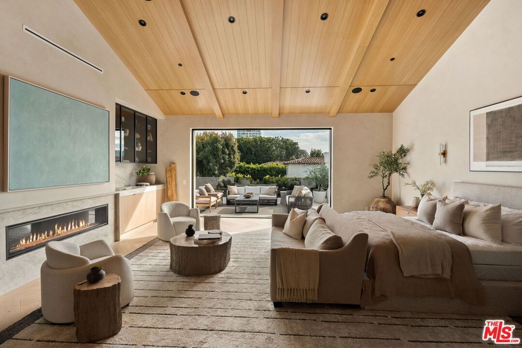 Image 17 of property listing at 10386 Strathmore Drive, Los Angeles, CA 90024