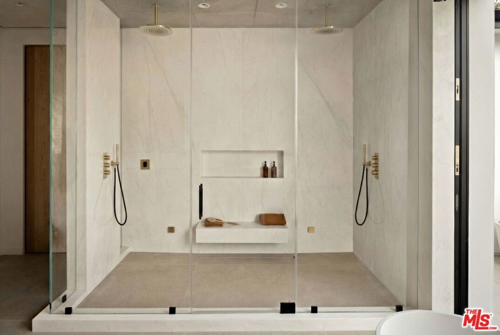 Image 19 of property listing at 10386 Strathmore Drive, Los Angeles, CA 90024