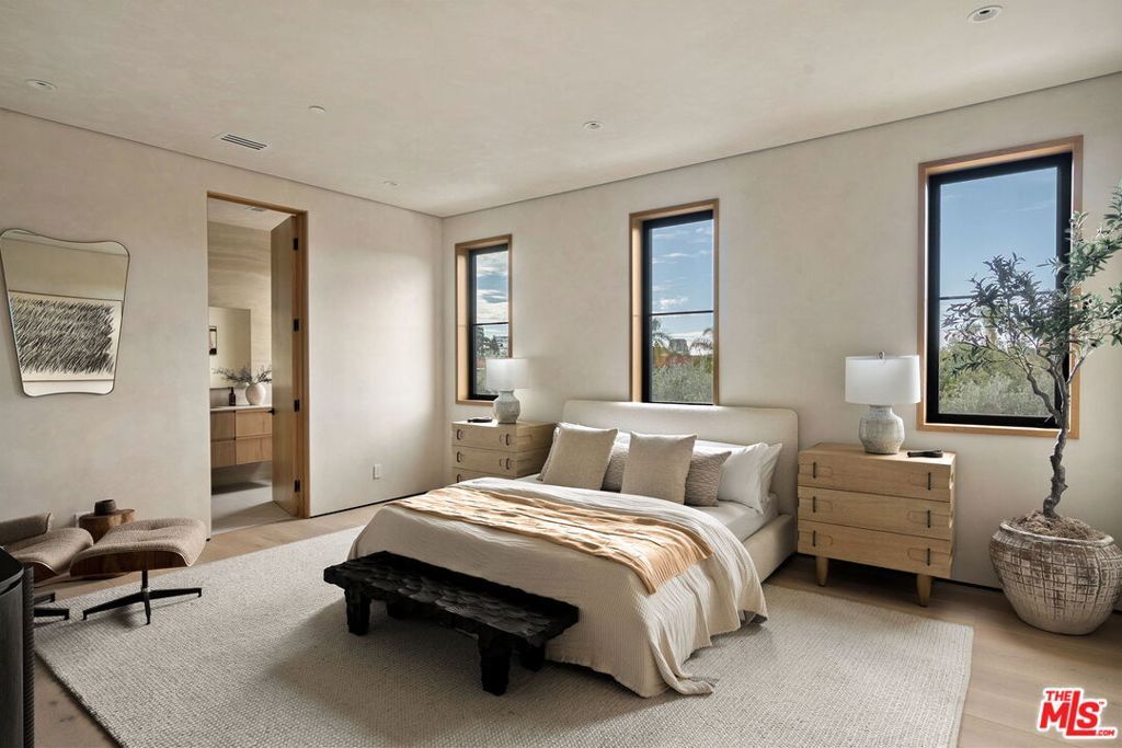 Image 23 of property listing at 10386 Strathmore Drive, Los Angeles, CA 90024