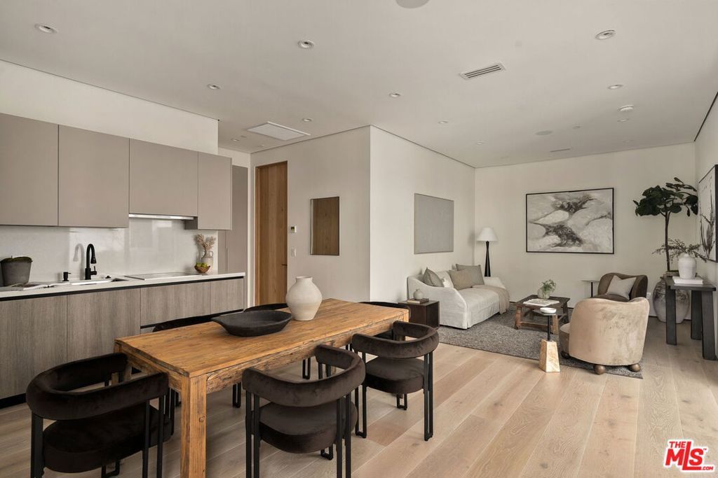 Image 27 of property listing at 10386 Strathmore Drive, Los Angeles, CA 90024