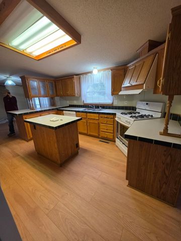 8959 Meadowview Drive, Kalamazoo, MI 49009