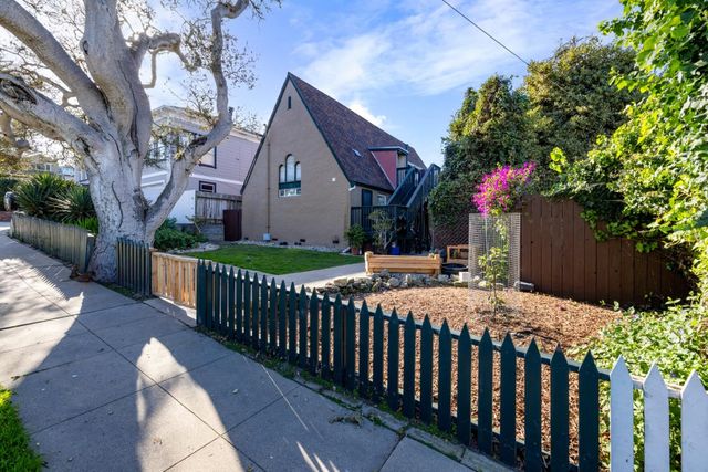 160 Monterey Avenue, Pacific Grove, CA 93950